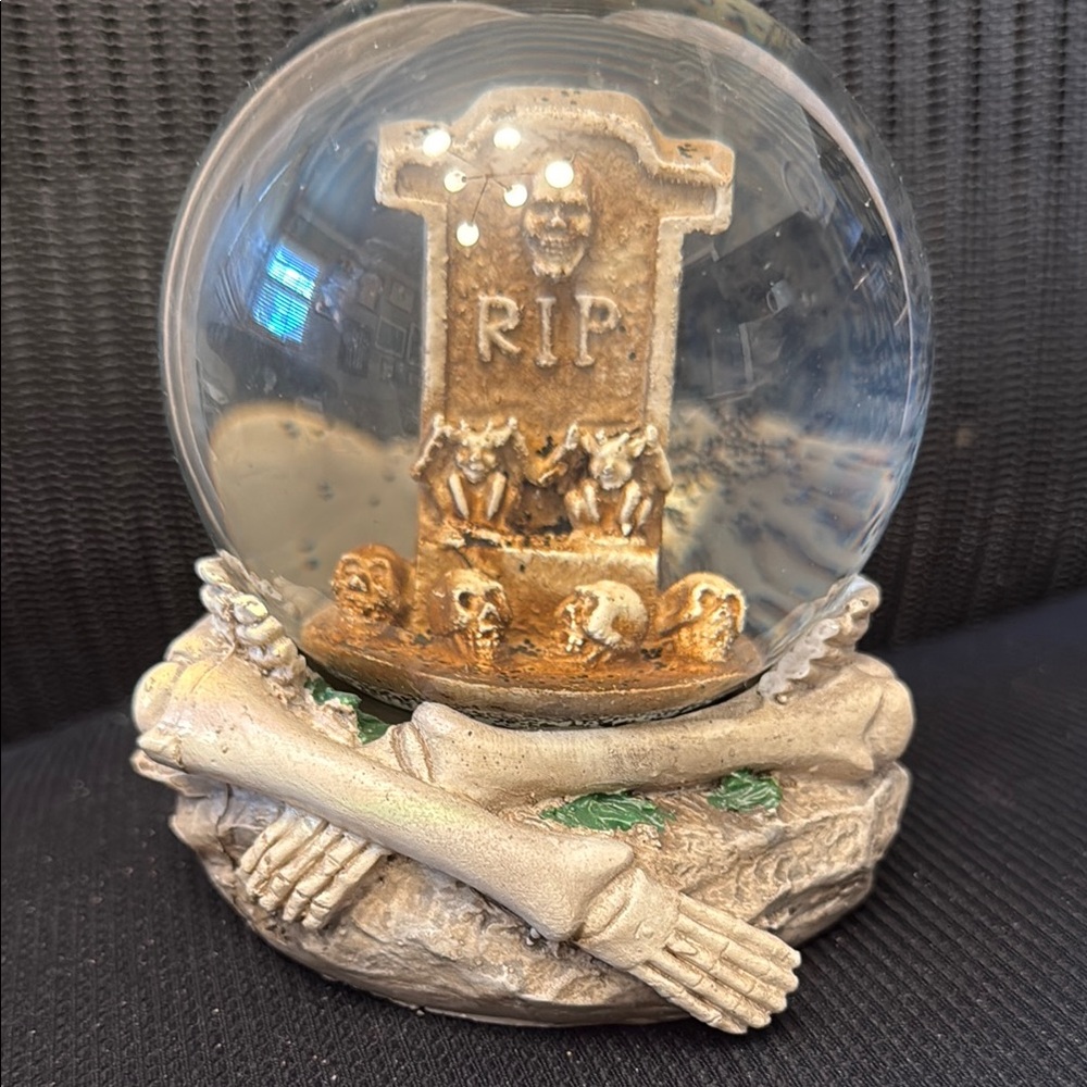 Halloween RIP Tombstone Snow Globe